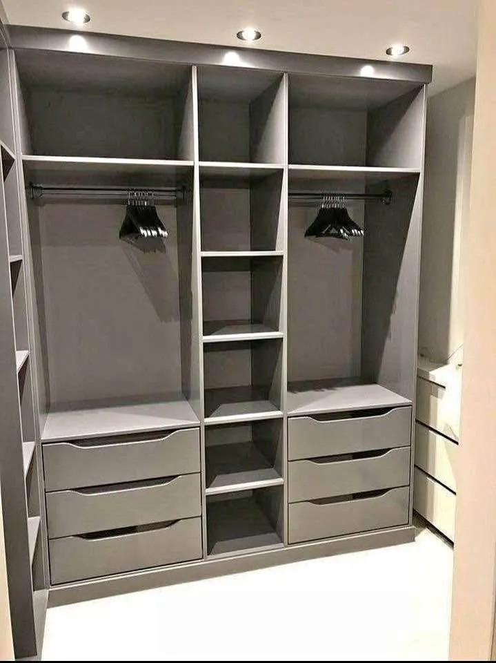 Closet a medida con cajones y maleteros