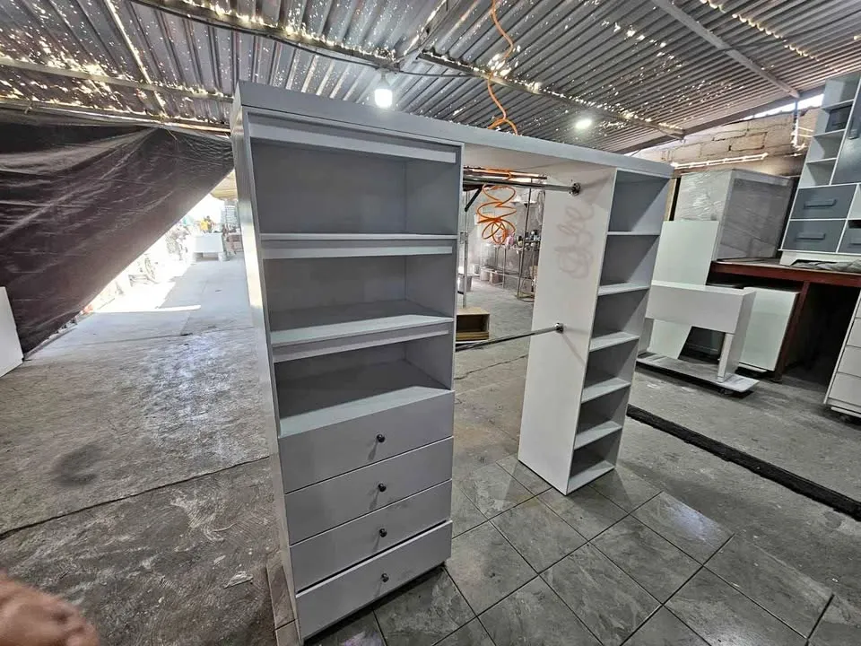 Ropero con espejo y entrepaños