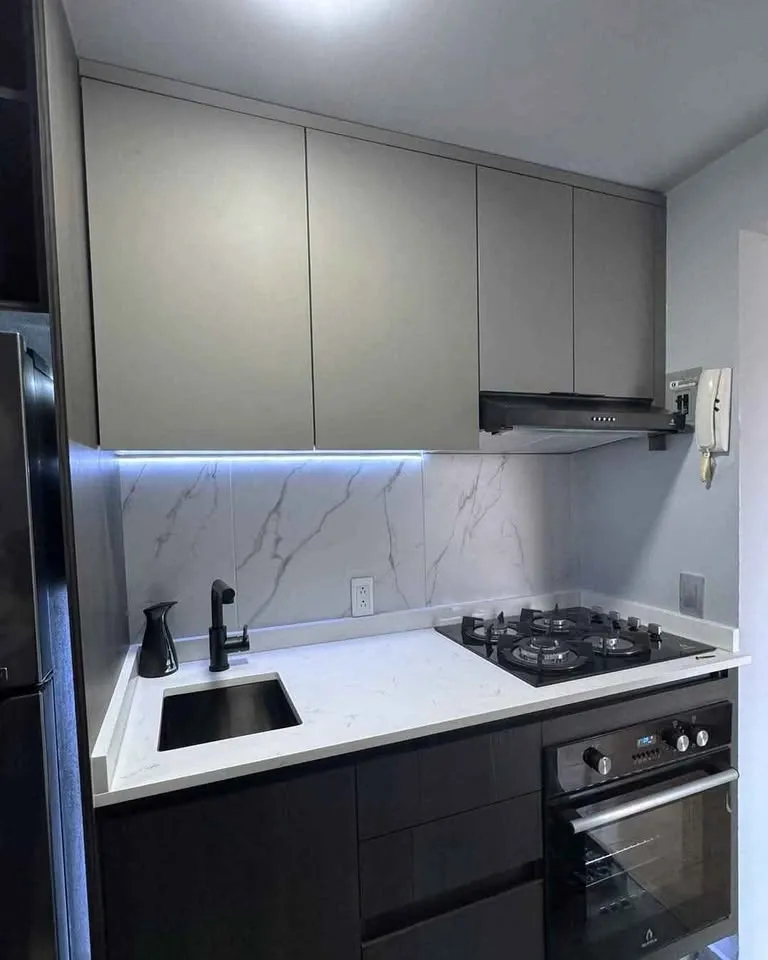 Muebles para fregadero y grifo en cocina