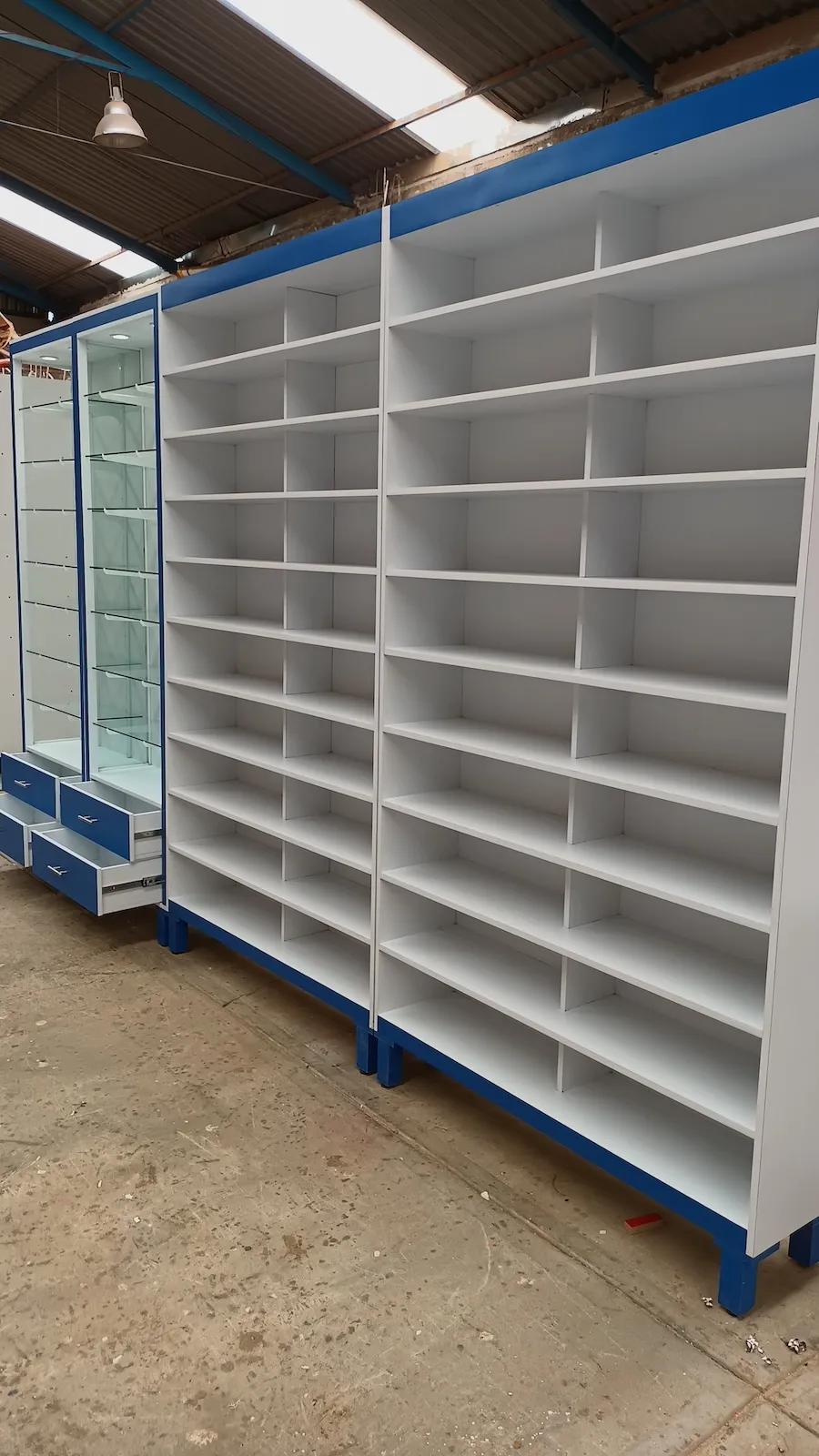 Anaquel metálico de pared con panel ranurado y repisas