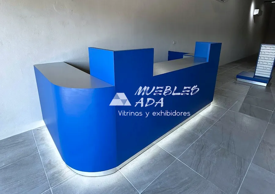 Mostrador de caja curvo azul con iluminación