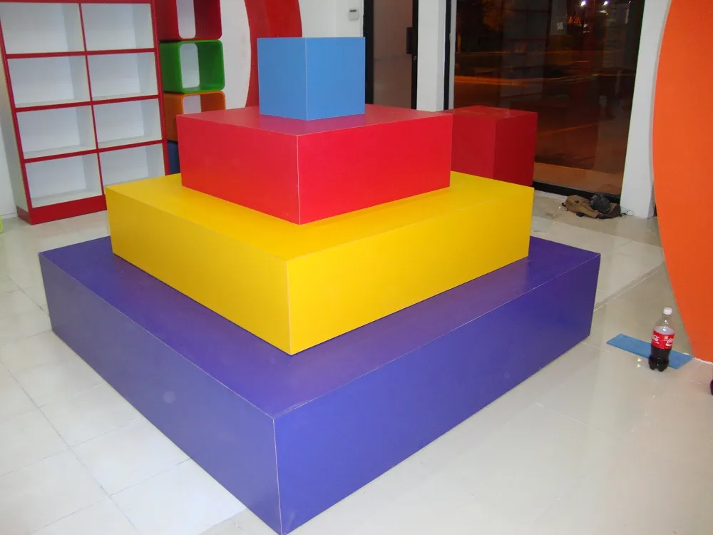 Exhibidor piramidal multinivel de colores