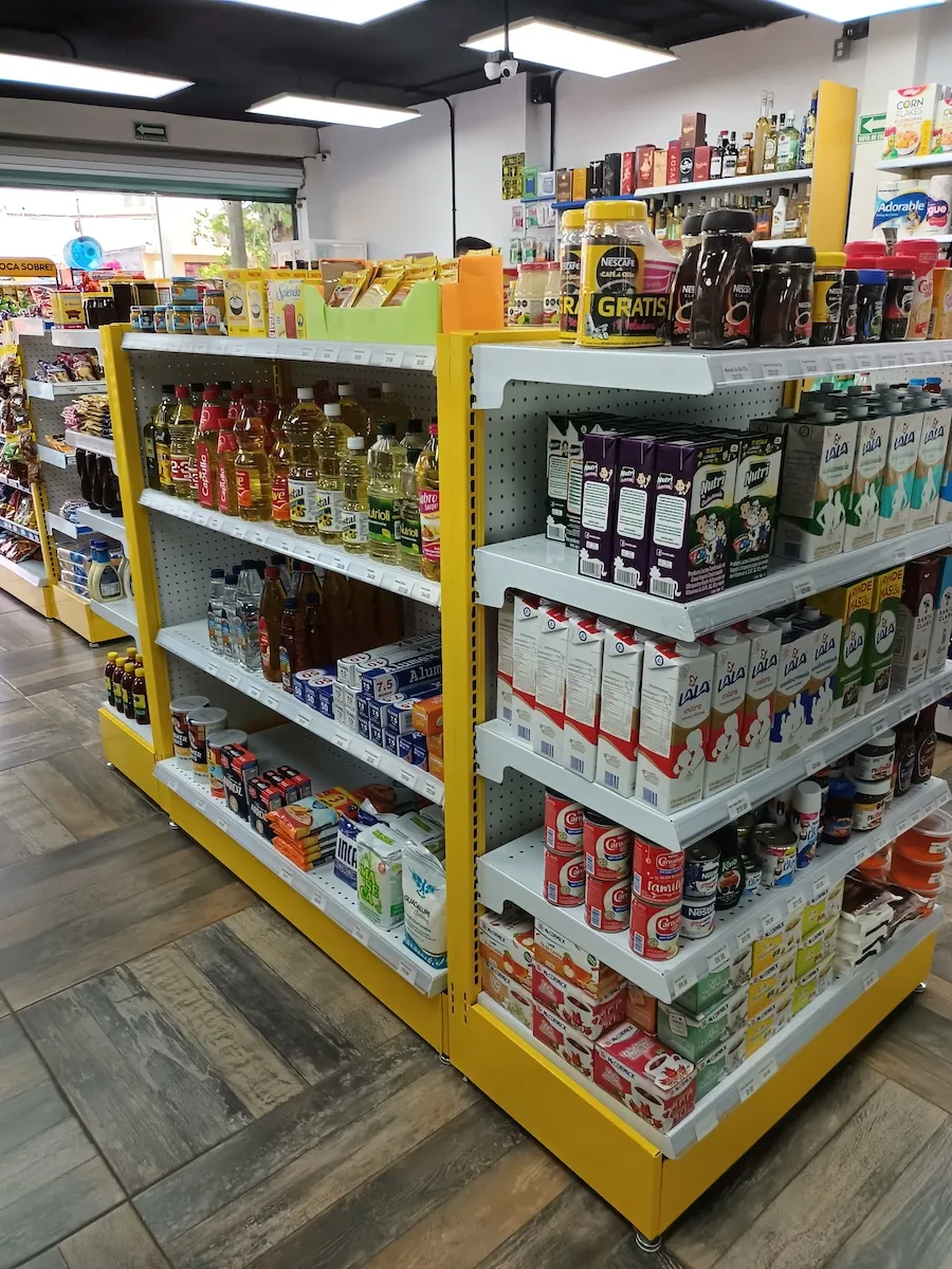 Góndola doble de supermercado en madera con repisas