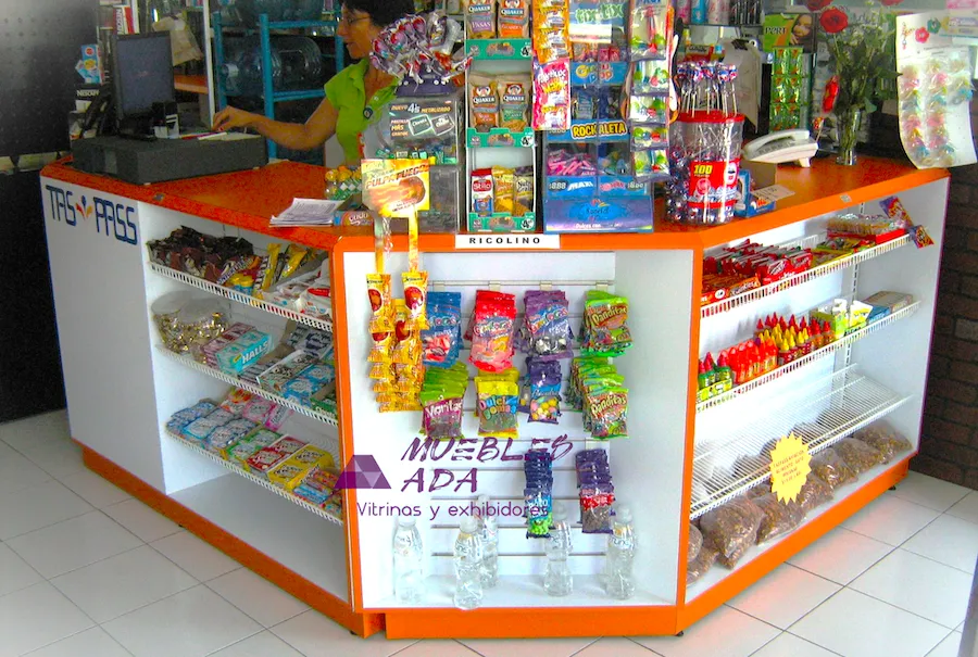 Mostrador de caja con módulo de dulces en esquina color naranja