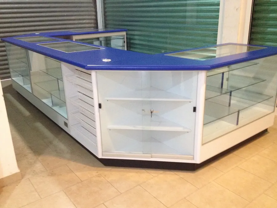 Mostrador vitrina esquinero en forma de L