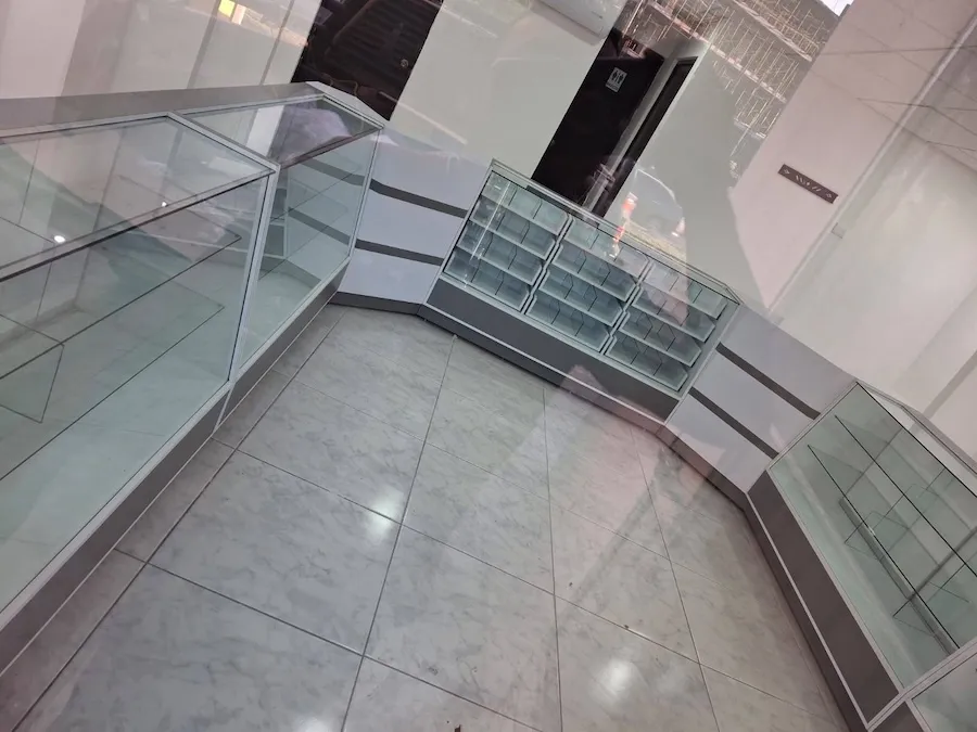 Vitrina esquinera de cristal en L