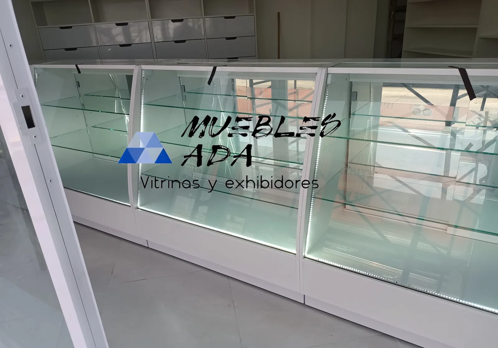 Proyecto de mobiliario comercial 37