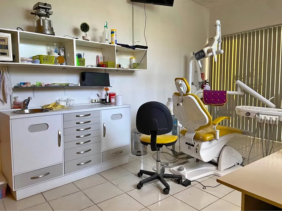Estación de trabajo dental con equipos y almacenamiento