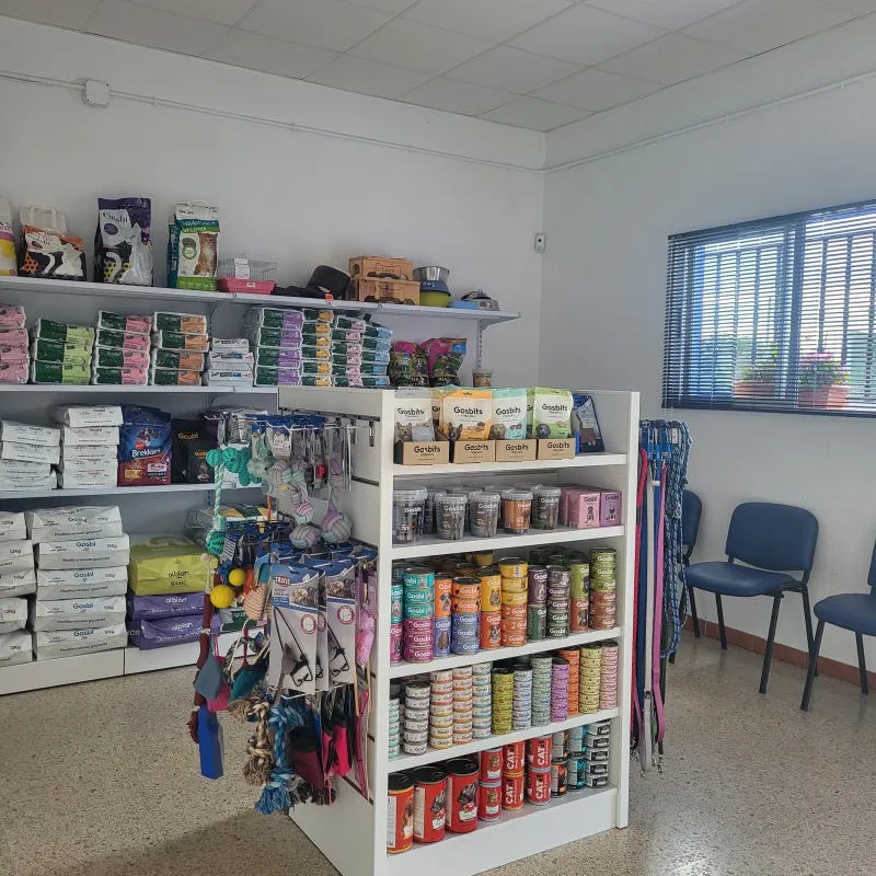 Estantería con anaqueles para productos en tienda