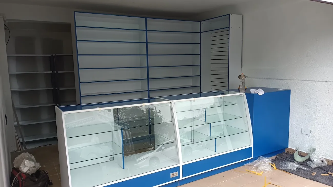 Línea de mostradores y vitrinas color azul con cristal