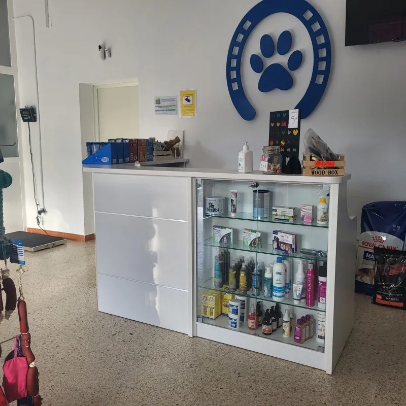 Mostrador con vitrina frontal para veterinaria