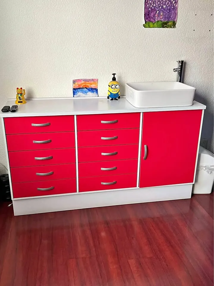 Mueble base rojo con cajones para consultorio