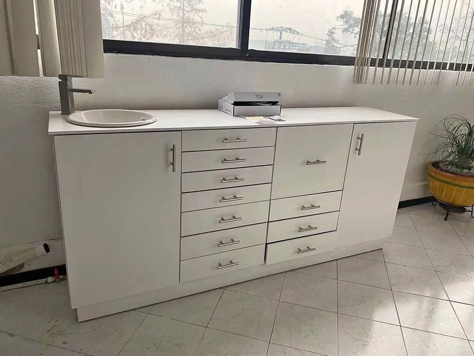 Mueble con tarja y entrepaños para clínica