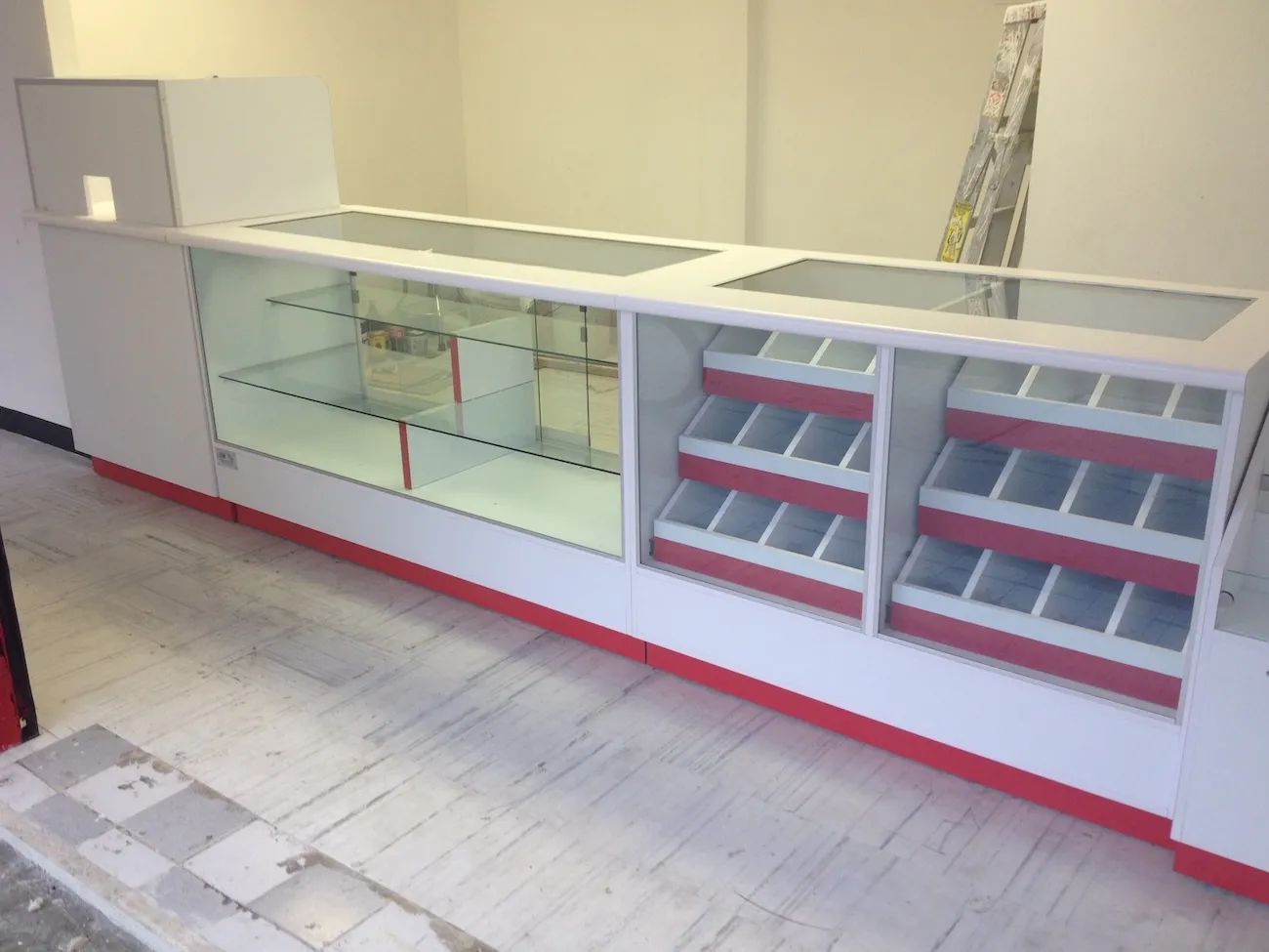 Vitrina esquinera modular en L color blanco con exhibición de productos