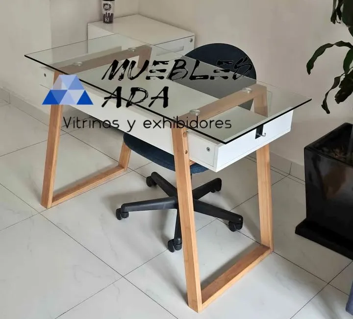 Escritorio de cristal con patas de madera