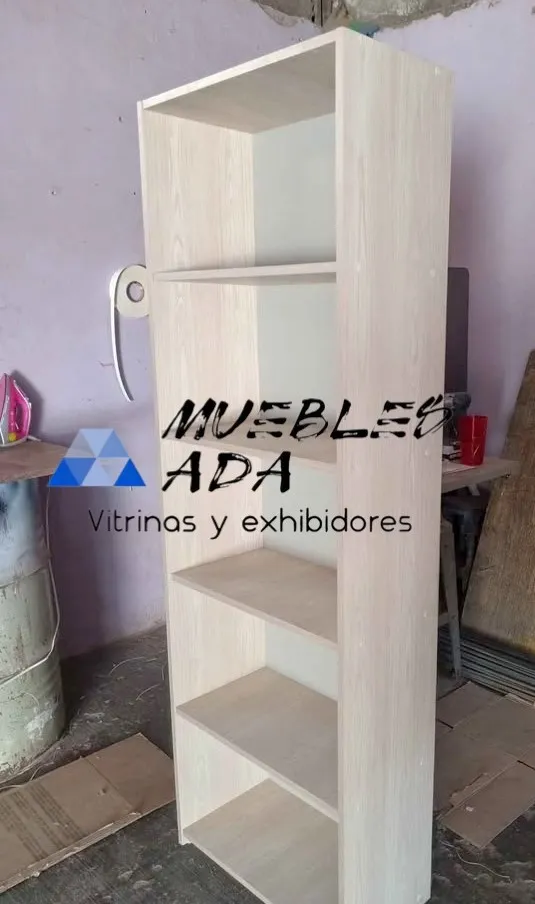Librero columna con repisas en madera clara
