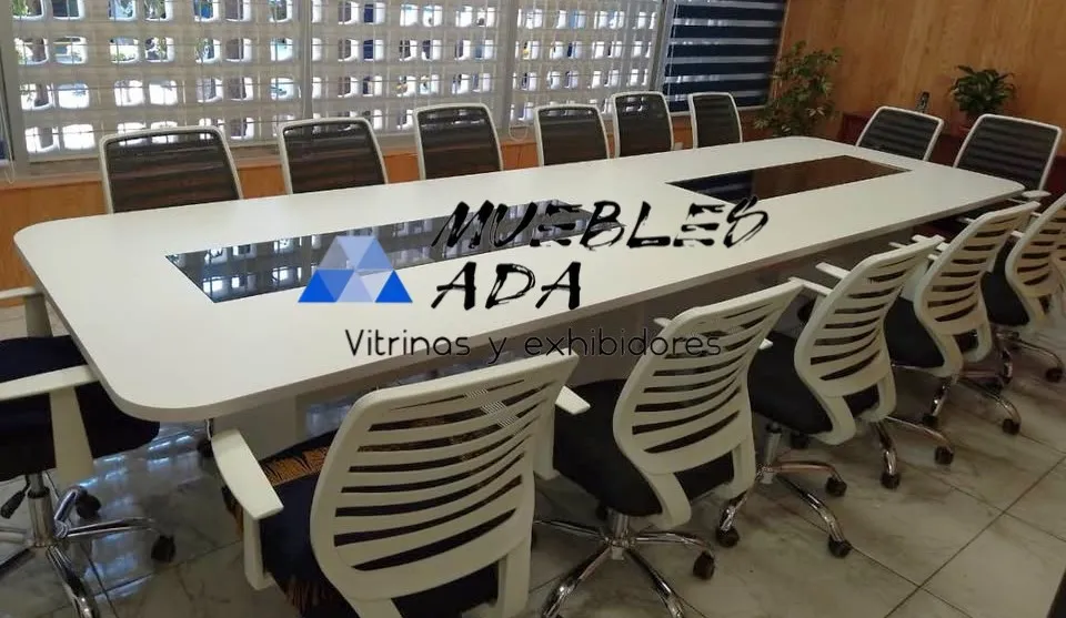 Mesa de juntas con mamparas divisorias