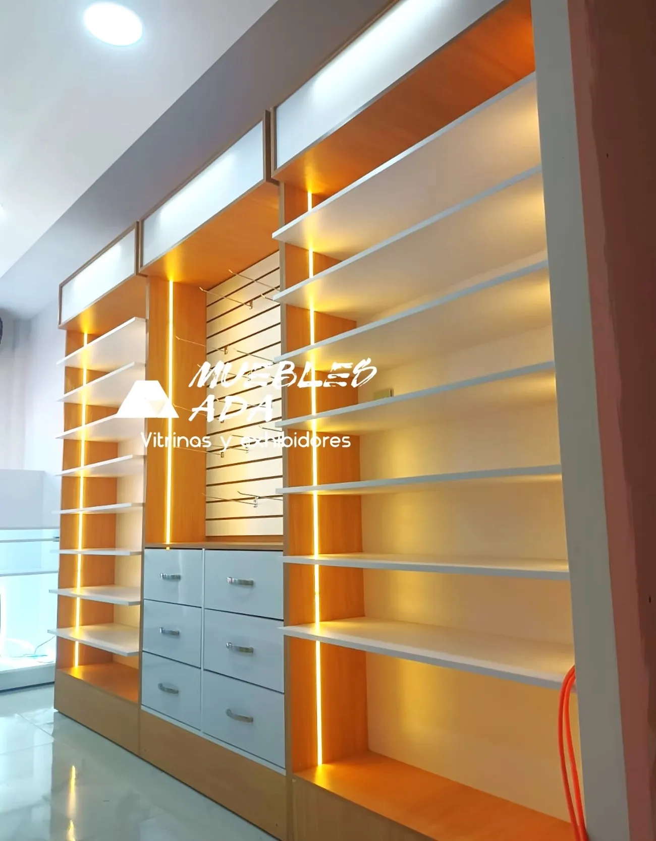 Estantería de farmacia en naranja y blanco con repisas