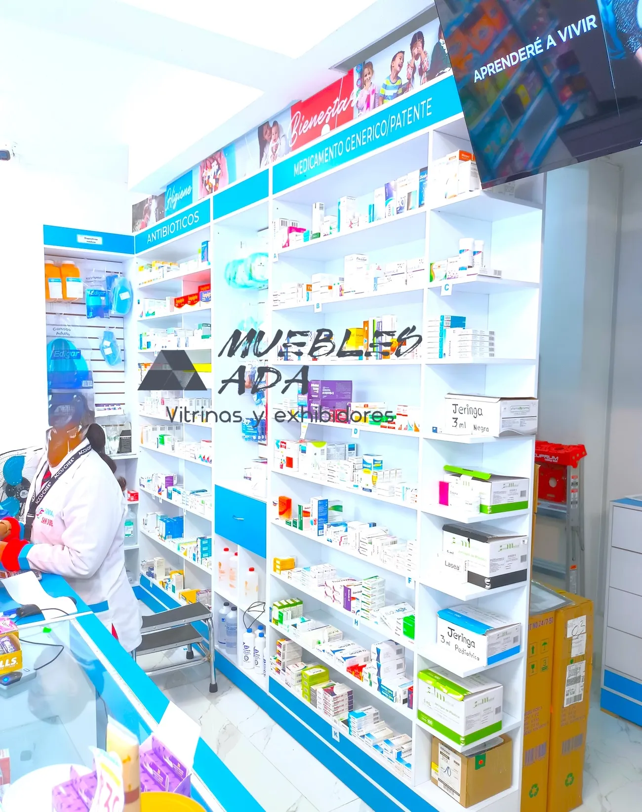 Estantería superior con cubos e iluminación