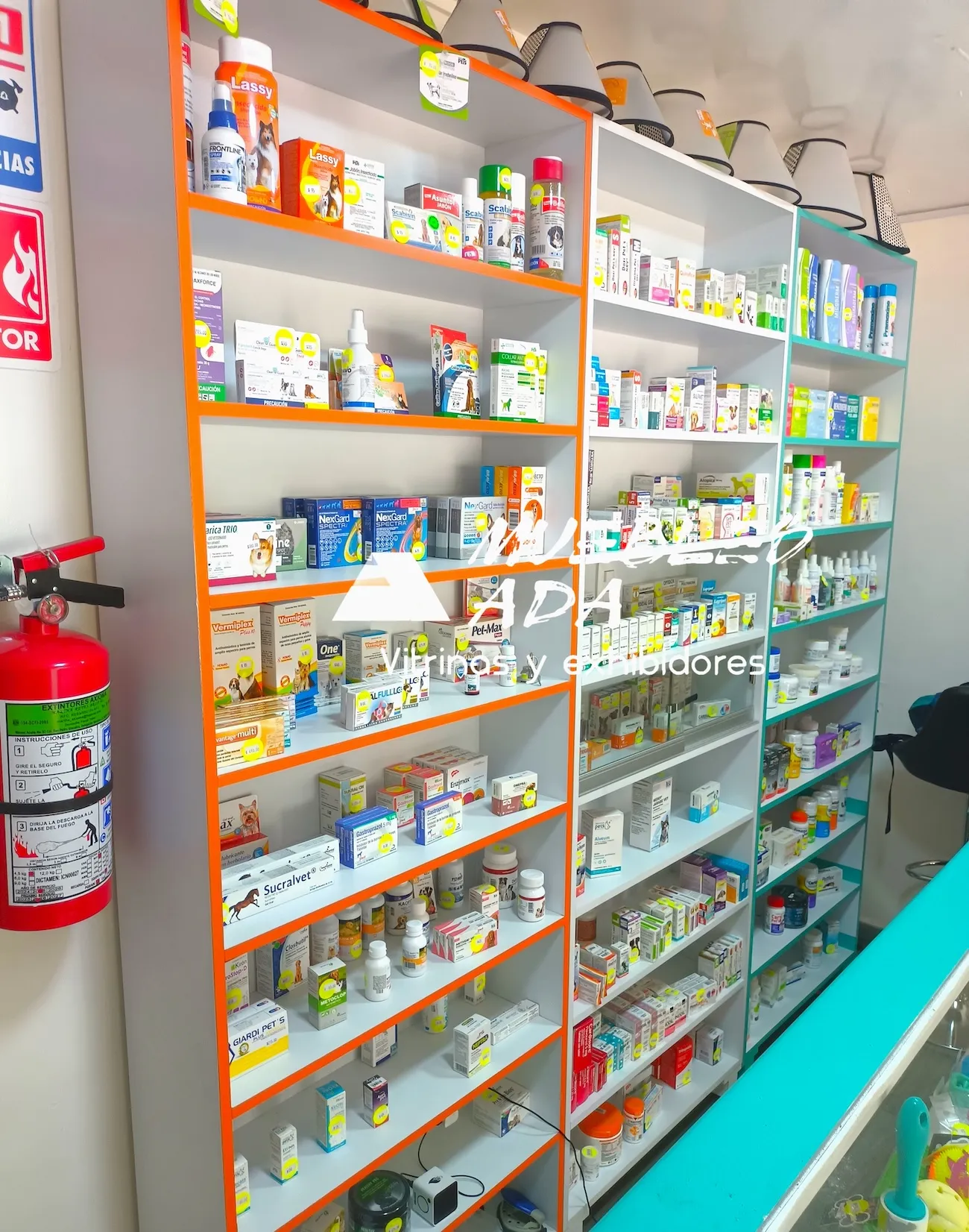 Estantería mural con sistema tubular e iluminación