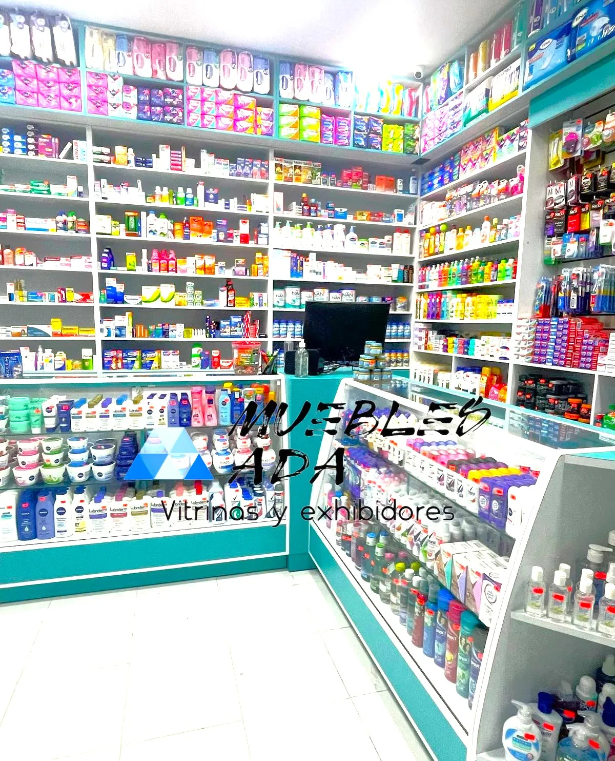 Farmacia con estanterías de cristal y mostrador