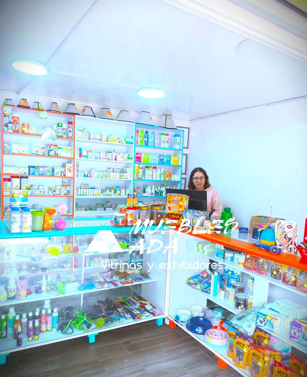 Farmacia con exhibidor mural y mostrador de atención