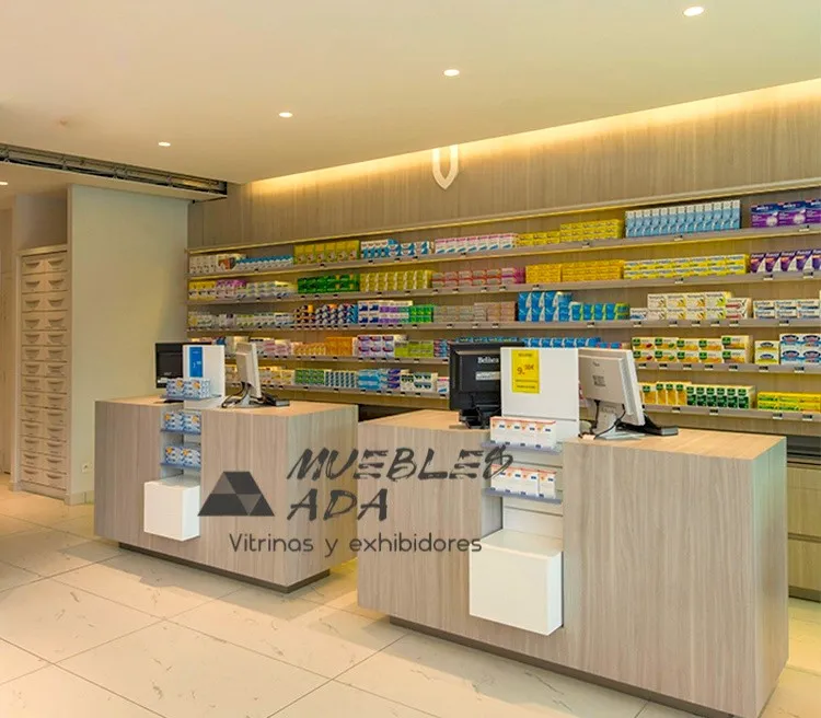Área de farmacia con mostradores de madera e iluminación