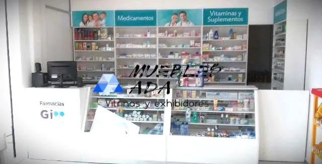 Recepción clínica con módulo blanco de vidrio