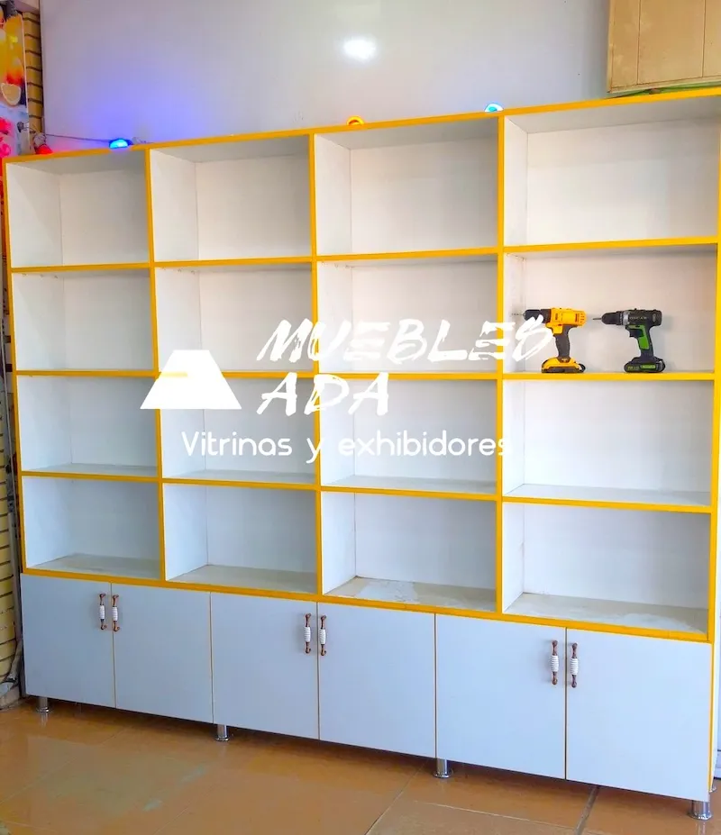 Estantería tras caja para farmacia